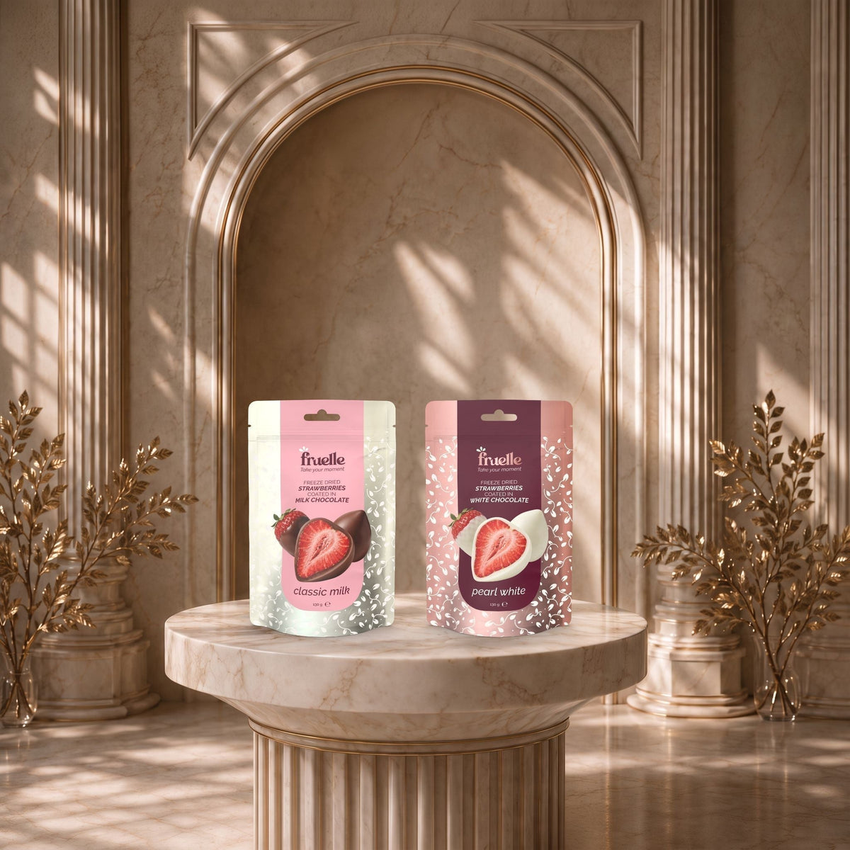 Fruelle Classic Milk en Pearl White met gevriesdroogde aardbeien omhuld met melkchocolade en witte chocolade