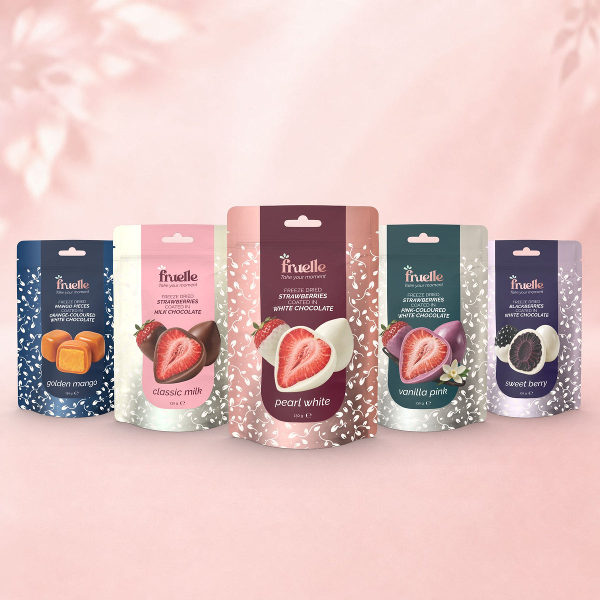 Vijf Fruelle verpakkingen met gevriesdroogd fruit omhuld met chocolade