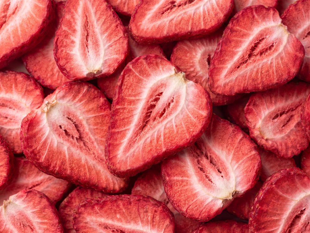 Close-up van gehalveerde gevriesdroogde aardbeien