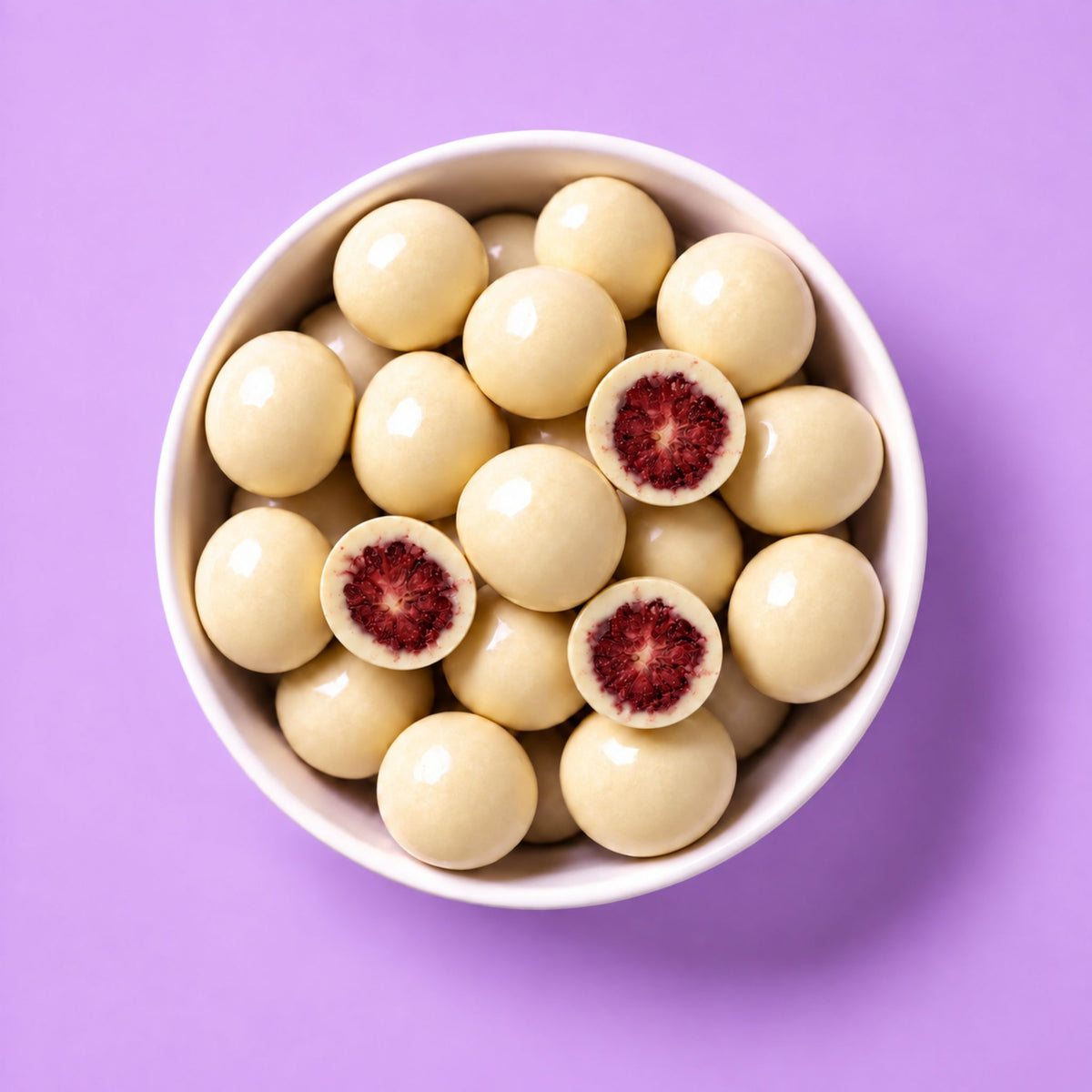Schaal met Fruelle Sweet Berry: gevriesdroogde bramen omhuld met witte chocolade, waarvan enkele zijn doorgesneden